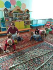 Н. Б. Чижикова с детьми в спортивном зале